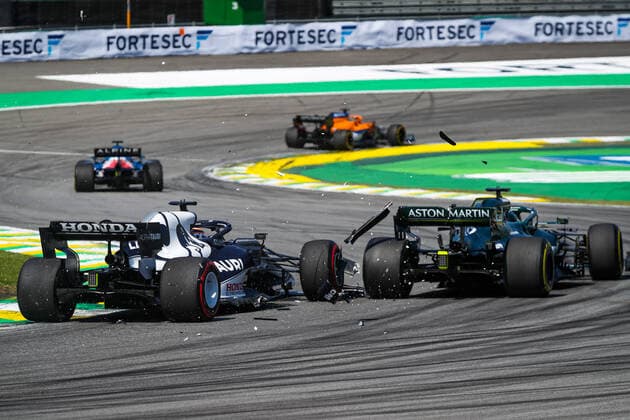 18 STROLL Lance (can), Aston Martin F1 AMR21, 22 TSUNODA Yuki (jap), Scuderia AlphaTauri Honda AT02, action crash, accident, during the Formula 1 Heineken Grande Premio De Sao Paulo 2021, Sao Paulo Grand Prix, 19th round of the 2021 FIA Formula One World Championship, WM, Weltmeisterschaft from November 12 to 14, 2021 on the Interlagos Circuit, in Sao Paulo, Brazil - F1 - SAO PAULO GRAND PRIX 2021 - RACE DPPI Panoramic  20211114_GOODEN_FGO04184