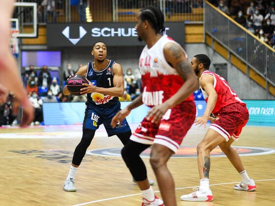 Jaren Lewis Merlins Crailsheim on the ball, GER, HAKRO Merlins Crailsheim vs s Oliver Wuerzburg, 14 11 2021, quarterfinals BBL Pokal, season 2021 2022 GER, HAKRO Merlins Crailsheim vs s Oliver Wuerzburg, 14 11 2021, quarterfinals BBL Pokal, season 2021 2022 Crailsheim Copyright: xEibner MichaelxMemmlerx EP_MMR