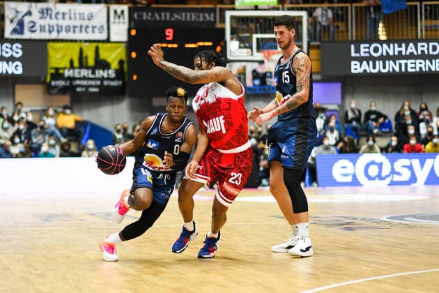T J Shorts Merlins Crailsheim one-on-one with Desi Rodriguez s Oliver Wuerzburg , GER, HAKRO Merlins Crailsheim vs s Oliver Wuerzburg, 14 11 2021, Quarterfinals BBL Pokal, Season 2021 2022 GER, HAKRO Merlins Crailsheim vs s Oliver Wuerzburg, 14 11 2021, Quarterfinals BBL Pokal, Season 2021 2022 Crailsheim Copyright: xEibner MichaelxMemmlerx EP_MMR