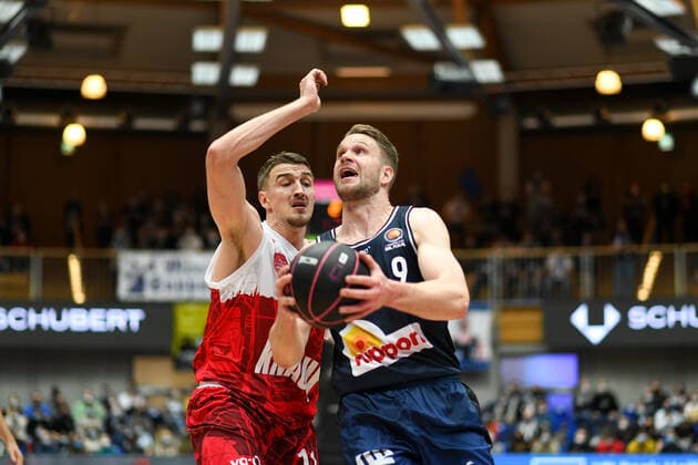Fabian Bleck Merlins Crailsheim in a duel with Tomasz Gielo s Oliver Wuerzburg , GER, HAKRO Merlins Crailsheim vs s Oliver Wuerzburg, 14 11 2021, Quarterfinals BBL Pokal, Season 2021 2022 GER, HAKRO Merlins Crailsheim vs s Oliver Wuerzburg, 14 11 2021, Quarterfinals BBL Pokal, Season 2021 2022 Crailsheim Copyright: xEibner MichaelxMemmlerx EP_MMR