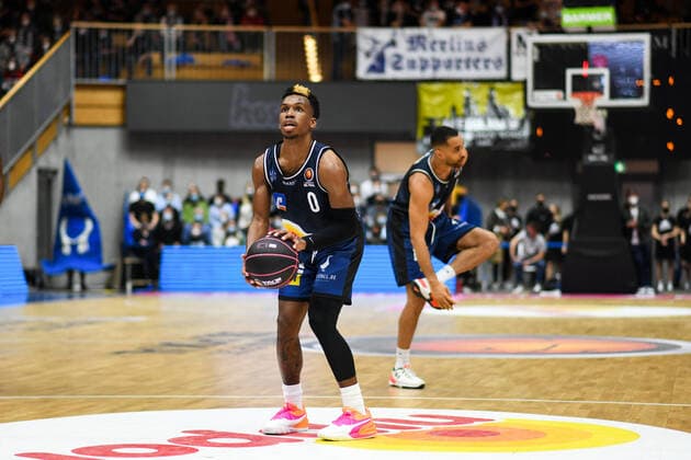 T J Shorts Merlins Crailsheim shooting free throw, GER, HAKRO Merlins Crailsheim vs s Oliver Wuerzburg, 14 11 2021, quarterfinals BBL Pokal, season 2021 2022 GER, HAKRO Merlins Crailsheim vs s Oliver Wuerzburg, 14 11 2021, quarterfinals BBL Pokal, season 2021 2022 Crailsheim Copyright: xEibner MichaelxMemmlerx EP_MMR