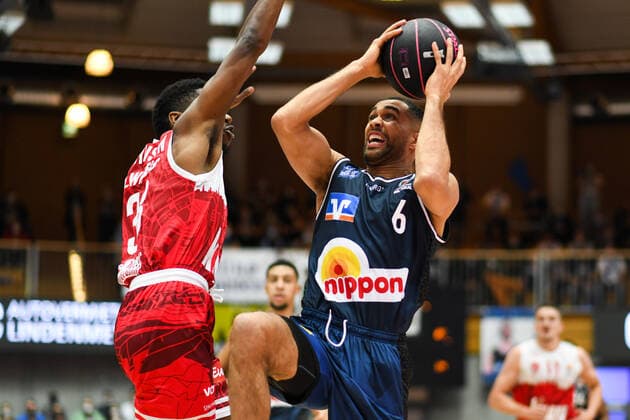 Elias Lasisi Merlins Crailsheim at the basket, GER, HAKRO Merlins Crailsheim vs s Oliver Wuerzburg, 14 11 2021, quarterfinals BBL Pokal, season 2021 2022 GER, HAKRO Merlins Crailsheim vs s Oliver Wuerzburg, 14 11 2021, quarterfinals BBL Pokal, season 2021 2022 Crailsheim Copyright: xEibner MichaelxMemmlerx EP_MMR