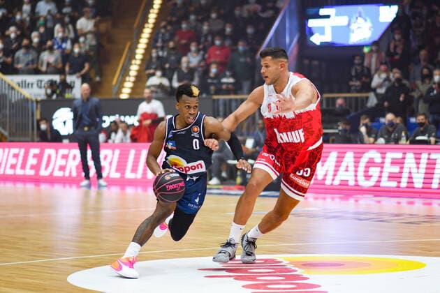 T J Shorts Merlins Crailsheim in a duel with Filip Stanic s Oliver Wuerzburg , GER, HAKRO Merlins Crailsheim vs s Oliver Wuerzburg, 14 11 2021, Quarterfinals BBL Pokal, Season 2021 2022 GER, HAKRO Merlins Crailsheim vs s Oliver Wuerzburg, 14 11 2021, Quarterfinals BBL Pokal, Season 2021 2022 Crailsheim Copyright: xEibner MichaelxMemmlerx EP_MMR
