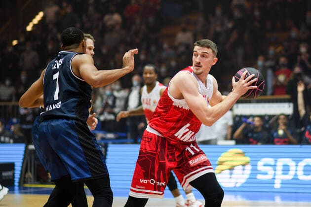 Tomasz Gielo s Oliver Wuerzburg in a duel with Jaren Lewis Merlins Crailsheim , GER, HAKRO Merlins Crailsheim vs s Oliver Wuerzburg, 14 11 2021, Quarterfinal BBL Pokal, Season 2021 2022 GER, HAKRO Merlins Crailsheim vs s Oliver Wuerzburg, 14 11 2021, Quarterfinal BBL Pokal, Season 2021 2022 Crailsheim Copyright: xEibner MichaelxMemmlerx EP_MMR