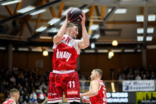 Tomasz Gielo s Oliver Wuerzburg on the ball, GER, HAKRO Merlins Crailsheim vs s Oliver Wuerzburg, 14 11 2021, Quarterfinals BBL Pokal, Season 2021 2022 GER, HAKRO Merlins Crailsheim vs s Oliver Wuerzburg, 14 11 2021, Quarterfinals BBL Pokal, Season 2021 2022 Crailsheim Copyright: xEibner MichaelxMemmlerx EP_MMR