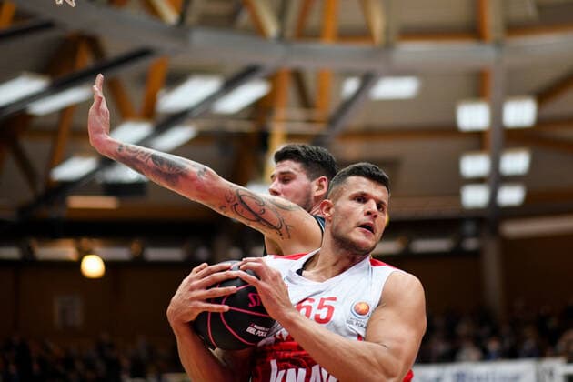 Filip Stanic s Oliver Wuerzburg in a duel with Bogdan Radosavljevic Merlins Crailsheim , GER, HAKRO Merlins Crailsheim vs s Oliver Wuerzburg, 14 11 2021, Quarterfinals BBL Pokal, Season 2021 2022 GER, HAKRO Merlins Crailsheim vs s Oliver Wuerzburg, 14 11 2021, Quarterfinals BBL Pokal, Season 2021 2022 Crailsheim Copyright: xEibner MichaelxMemmlerx EP_MMR