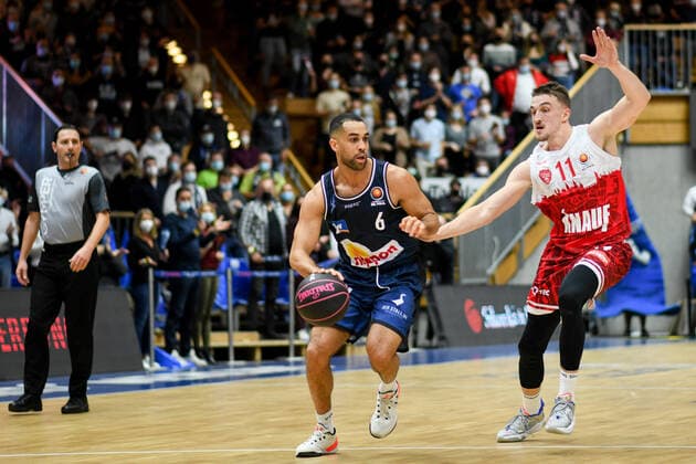 Elias Lasisi Merlins Crailsheim in a duel with Tomasz Gielo s Oliver Wuerzburg , GER, HAKRO Merlins Crailsheim vs s Oliver Wuerzburg, 14 11 2021, Quarterfinals BBL Pokal, Season 2021 2022 GER, HAKRO Merlins Crailsheim vs s Oliver Wuerzburg, 14 11 2021, Quarterfinals BBL Pokal, Season 2021 2022 Crailsheim Copyright: xEibner MichaelxMemmlerx EP_MMR
