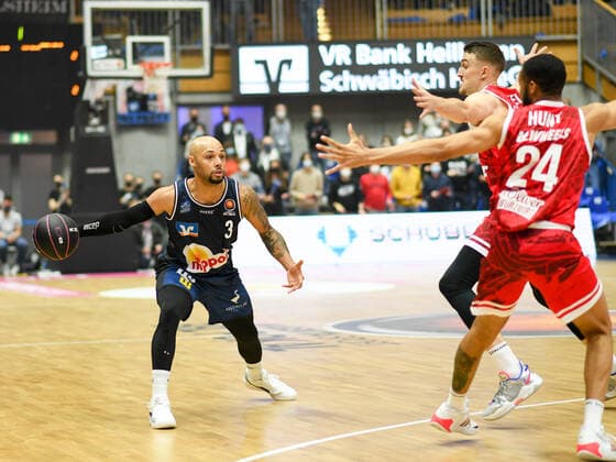 Maurice Stuckey Merlins Crailsheim in a duel with Cameron Hunt s Oliver Wuerzburg , GER, HAKRO Merlins Crailsheim vs s Oliver Wuerzburg, 14 11 2021, Quarterfinal BBL Pokal, Spielzeit 2021 2022 GER, HAKRO Merlins Crailsheim vs s Oliver Wuerzburg, 14 11 2021, Quarterfinal BBL Pokal, Spielzeit 2021 2022 Crailsheim Copyright: xEibner MichaelxMemmlerx EP_MMR