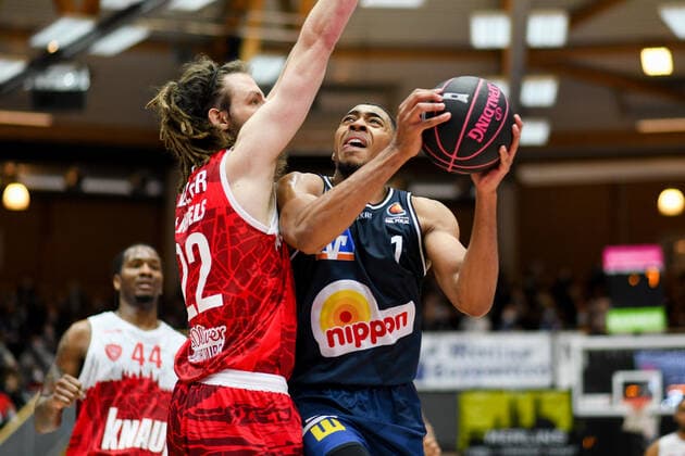 Jaren Lewis Merlins Crailsheim in a duel with Craig Moller s Oliver Wuerzburg , GER, HAKRO Merlins Crailsheim vs s Oliver Wuerzburg, 14 11 2021, Quarterfinals BBL Pokal, Season 2021 2022 GER, HAKRO Merlins Crailsheim vs s Oliver Wuerzburg, 14 11 2021, Quarterfinals BBL Pokal, Season 2021 2022 Crailsheim Copyright: xEibner MichaelxMemmlerx EP_MMR