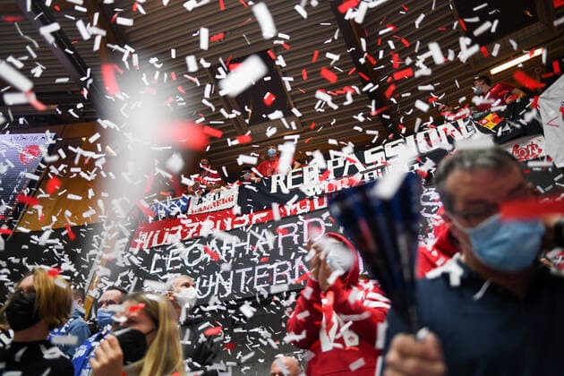 Fans throw confetti on the field, GER, HAKRO Merlins Crailsheim vs s Oliver Wuerzburg, 14 11 2021, quarterfinals BBL Pokal, season 2021 2022 GER, HAKRO Merlins Crailsheim vs s Oliver Wuerzburg, 14 11 2021, quarterfinals BBL Pokal, season 2021 2022 Crailsheim Copyright: xEibner MichaelxMemmlerx EP_MMR