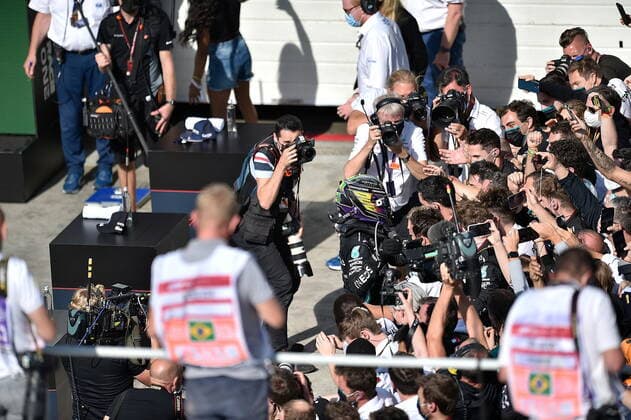 FORMULA 1 HEINEKEN GRANDE PREMIO DO BRASIL 2021 14 11 2021, Autodromo Jose Carlos Pace, Interlagos, FORMULA 1 HEINEKEN GRANDE PREMIO DO BRASIL 2021 , in picture winner Lewis Hamilton GBR , Mercedes AMG Petronas Formula One Team celebrates with his mechanics nordphotoxGmbHx xBratic nph00250