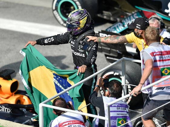 FORMULA 1 HEINEKEN GRANDE PREMIO DO BRASIL 2021 14 11 2021, Autodromo Jose Carlos Pace, Interlagos, FORMULA 1 HEINEKEN GRANDE PREMIO DO BRASIL 2021 , in picture winner Lewis Hamilton GBR , Mercedes AMG Petronas Formula One Team thanks the fans with a brazilian flag nordphotoxGmbHx xBratic nph00250
