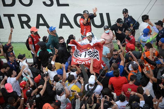 FORMULA 1 HEINEKEN GRANDE PREMIO DO BRASIL 2021 14 11 2021, Autodromo Jose Carlos Pace, Interlagos, FORMULA 1 HEINEKEN GRANDE PREMIO DO BRASIL 2021 , pictured Brazilian fans celebrate the victory of Lewis Hamilton GBR , Mercedes AMG Petronas Formula One Team nordphotoxGmbHx xBratic nph00250