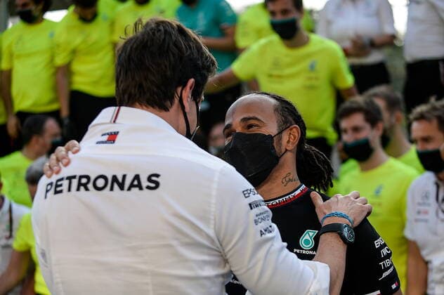FORMULA 1 HEINEKEN GRANDE PREMIO DO BRASIL 2021 14 11 2021, Autodromo Jose Carlos Pace, Interlagos, FORMULA 1 HEINEKEN GRANDE PREMIO DO BRASIL 2021 , in picture Lewis Hamilton GBR , Mercedes AMG Petronas Formula One Team celebrates his victory with Toto Wolff nordphotoxGmbHx xBratic nph00250