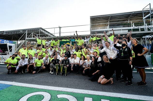 FORMULA 1 HEINEKEN GRANDE PREMIO DO BRASIL 2021 14 11 2021, Autodromo Jose Carlos Pace, Interlagos, FORMULA 1 HEINEKEN GRANDE PREMIO DO BRASIL 2021 , in picture Lewis Hamilton GBR , Mercedes AMG Petronas Formula One Team celebrates his victory with the team nordphotoxGmbHx xBratic nph00250