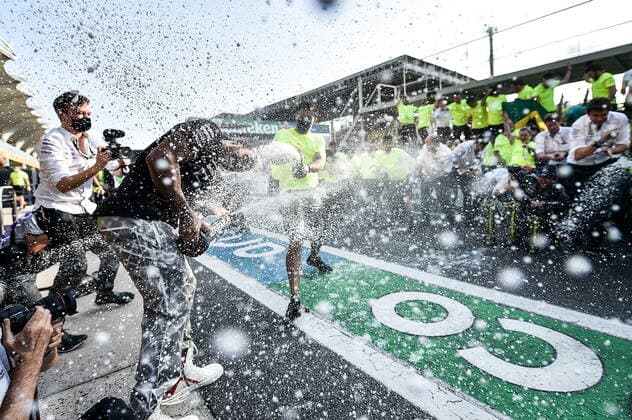 FORMULA 1 HEINEKEN GRANDE PREMIO DO BRASIL 2021 14 11 2021, Autodromo Jose Carlos Pace, Interlagos, FORMULA 1 HEINEKEN GRANDE PREMIO DO BRASIL 2021 , in picture Lewis Hamilton GBR , Mercedes AMG Petronas Formula One Team celebrates his victory with the team nordphotoxGmbHx xBratic nph00250