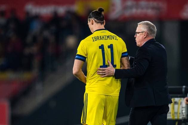 211114 Zlatan Ibrahimovic and head coach Janne Andersson of Sweden during the FIFA World Cup Qualifier football match between Spain and Sweden on November 14, 2021 in Seville Photo Joel Marklund BILDBYRAN kod JM JM0228 bbeng fotboll football soccer fotball landskamp vm kval fifa world cup qualifier sverige sweden sweden and spain spain,  Copyright: JOELxMARKLUND BB211114JM132