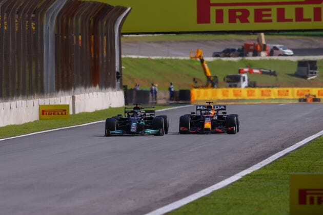 FORMULA 1 HEINEKEN GRANDE PREMIO DO BRASIL 2021 14 11 2021, Autodromo Jose Carlos Pace, Interlagos, FORMULA 1 HEINEKEN GRANDE PREMIO DO BRASIL 2021 , in picture Lewis Hamilton GBR , Mercedes AMG Petronas Formula One Team overtakes Max Verstappen NEL , Red Bull Racing Honda nordphotoxGmbHx xBratic nph00250