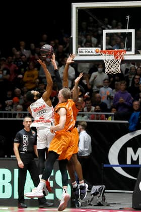 14 11 2021, easyCredit Basketball Bundesliga, Magentasport BBL Cup, 2020 2021 season, mens, Chemnitz Niners FC Bayern Munich Basketball Corey Walden, FC Bayern Munich Basketball, Jan Niklas Wimberg, Niners Chemnitz Chemnitz Fair Chemnitz Saxony Germany