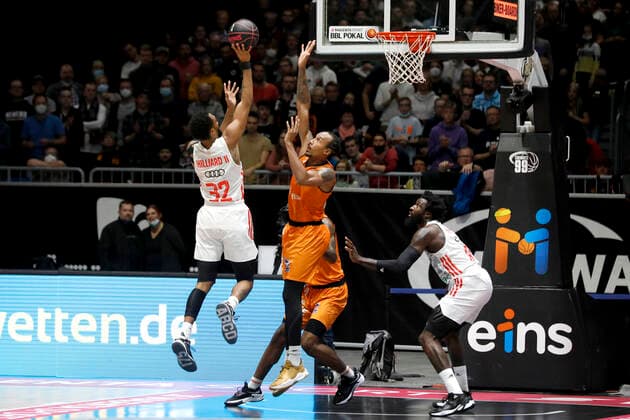 14 11 2021, easyCredit Basketball Bundesliga, Magentasport BBL Cup, 2020 2021 season, mens, Chemnitz Niners FC Bayern Munich Basketball Darrun Hilliard, FC Bayern Munich Basketball, Darion Atkins, Niners Chemnitz Chemnitz Fair Chemnitz Saxony Germany
