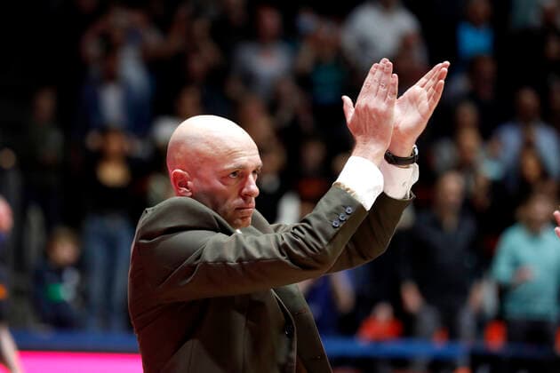 14 11 2021, easyCredit Basketball Bundesliga, Magentasport BBL Cup, 2020 2021 season, Men, Chemnitz Niners FC Bayern Munich Basketball Rodrigo Pastore Headcoach , Niners Chemnitz thanks fans Chemnitz Messe Chemnitz Sachsen Germany