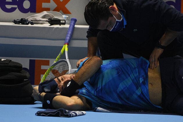 Photo Marco Alpozzi LaPresse November 14, 2021 Turin (Italy) Tennis Nitto ATP, Tennis Herren Finals - men s singles - Round Robin Alexander Zverev Vs Matteo Berrettini In the pic: Matteo Berrettini injury  Copyright: xMarcoxAlpozzi LaPressex