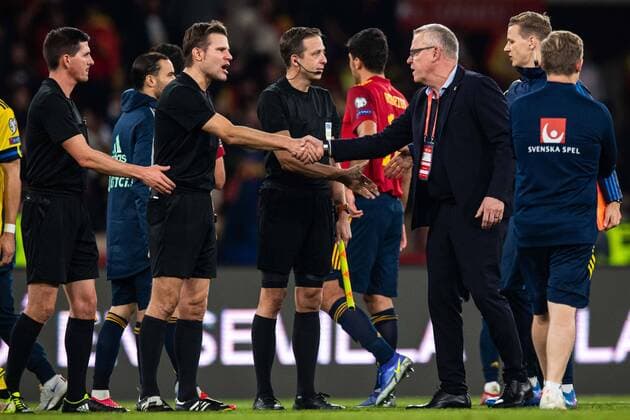 211114 Referee Felix Brych and head coach Janne Andersson of Sweden after the FIFA World Cup Qualifier football match between Spain and Sweden on November 14, 2021 in Seville Photo Joel Marklund BILDBYRAN kod JM JM0228 bbeng fotboll football soccer fotball landskamp vm kval fifa world cup qualifier sverige sweden sverige a spain spain,  Copyright: JOELxMARKLUND BB211114JM184