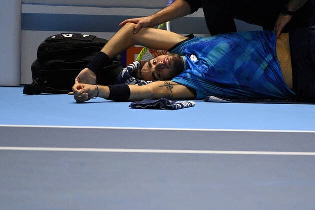 Sport Bilder des Tages Photo Marco Alpozzi LaPresse November 14, 2021 Turin (Italy) Tennis Nitto ATP, Tennis Herren Finals - men s singles - Round Robin Alexander Zverev Vs Matteo Berrettini In the pic: Matteo Berrettini injury  Copyright: xMarcoxAlpozzi LaPressex