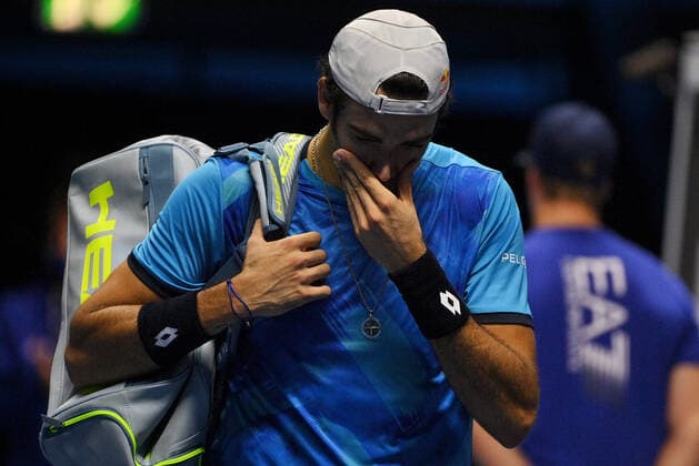 Photo Marco Alpozzi LaPresse November 14, 2021 Turin (Italy) Tennis Nitto ATP, Tennis Herren Finals - men s singles - Round Robin Alexander Zverev Vs Matteo Berrettini In the pic: Matteo Berrettini injury  Copyright: xMarcoxAlpozzi LaPressex