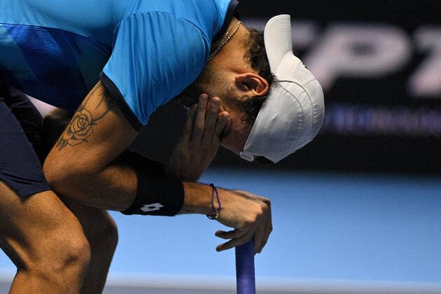 Photo Marco Alpozzi LaPresse November 14, 2021 Turin (Italy) Tennis Nitto ATP, Tennis Herren Finals - men s singles - Round Robin Alexander Zverev Vs Matteo Berrettini In the pic: Matteo Berrettini injury  Copyright: xMarcoxAlpozzi LaPressex