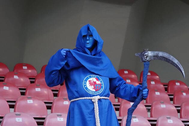 14 11 2021, Frauen Fussball GER, Saison 21 22, 1 Bundesliga , 1 FC Köln 1,FFC Turbine Potsdam , Franz Kremer stadion Köln 1 FFC Turbine Potsdam, Kostümierte Fan Aktion, Einzelbild, Foto Chai von der Laage DFL regulations prohibit any use of photographs as image sequences and or quasi video EDITORIAL USE ONLY