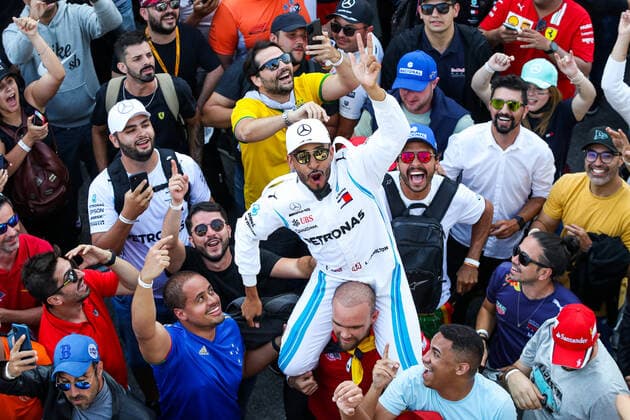 The crowd of fans on the track during the podium ceremony during the Formula 1 Heineken Grande Premio De Sao Paulo 2021, Sao Paulo Grand Prix, 19th round of the 2021 FIA Formula One World Championship, WM, Weltmeisterschaft from November 12 to 14, 2021 on the Interlagos Circuit, in Sao Paulo, Brazil - F1 - SAO PAULO GRAND PRIX 2021 - RACE DPPI Panoramic  20211114_GOODEN_FGO04688