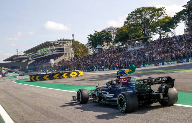 44 HAMILTON Lewis (gbr), Mercedes AMG F1 GP W12 E Performance, action celebrating victory with the Brazilian flag during the Formula 1 Heineken Grande Premio De Sao Paulo 2021, Sao Paulo Grand Prix, 19th round of the 2021 FIA Formula One World Championship, WM, Weltmeisterschaft from November 12 to 14, 2021 on the Interlagos Circuit, in Sao Paulo, Brazil - F1 - SAO PAULO GRAND PRIX 2021 - RACE DPPI Panoramic  20211114_GOODEN_F12021GP19BRA_JK224443