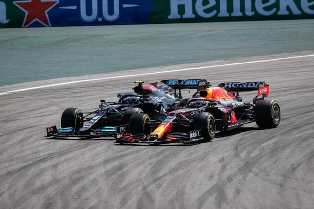 start of the race, depart, 33 VERSTAPPEN Max (nld), Red Bull Racing Honda RB16B, 77 BOTTAS Valtteri (fin), Mercedes AMG F1 GP W12 E Performance, action during the Formula 1 Heineken Grande Premio De Sao Paulo 2021, Sao Paulo Grand Prix, 19th round of the 2021 FIA Formula One World Championship, WM, Weltmeisterschaft from November 12 to 14, 2021 on the Interlagos Circuit, in Sao Paulo, Brazil - F1 - SAO PAULO GRAND PRIX 2021 - RACE DPPI Panoramic  00121040__V2_9885