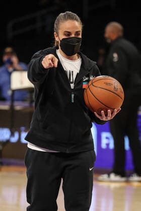 LOS ANGELES, CA - NOVEMBER 14: San Antonio Spurs assistant Becky Hammon during the San Antonio Spurs vs Los Angeles Lakers game on November 14, 2021, at Staples Center in Los Angeles, CA. (Photo by Jevone Moore Icon Sportswire) NBA, Basketball Herren, USA NOV 14 Spurs at Lakers Icon2111144019