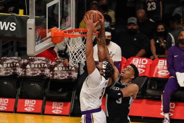 LOS ANGELES, CA - NOVEMBER 14: Los Angeles Lakers forward Anthony Davis 3 dunks on San Antonio Spurs forward Keldon Johnson 3 during the San Antonio Spurs vs Los Angeles Lakers game on November 14, 2021, at Staples Center in Los Angeles, CA. (Photo by Jevone Moore Icon Sportswire) NBA, Basketball Herren, USA NOV 14 Spurs at Lakers Icon2111144032