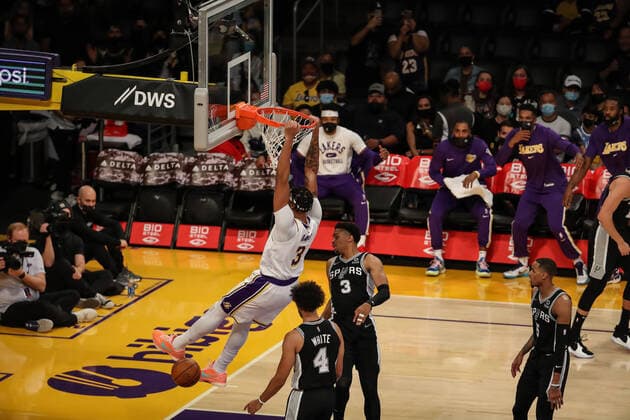 LOS ANGELES, CA - NOVEMBER 14: Los Angeles Lakers forward Anthony Davis 3 dunks on San Antonio Spurs forward Keldon Johnson 3 during the San Antonio Spurs vs Los Angeles Lakers game on November 14, 2021, at Staples Center in Los Angeles, CA. (Photo by Jevone Moore Icon Sportswire) NBA, Basketball Herren, USA NOV 14 Spurs at Lakers Icon2111144034