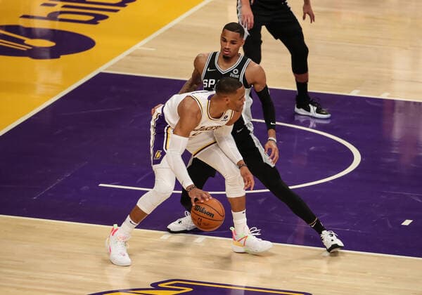LOS ANGELES, CA - NOVEMBER 14: Los Angeles Lakers guard Russell Westbrook 0 guarded by San Antonio Spurs guard Dejounte Murray 5 during the San Antonio Spurs vs Los Angeles Lakers game on November 14, 2021, at Staples Center in Los Angeles, CA. (Photo by Jevone Moore Icon Sportswire) NBA, Basketball Herren, USA NOV 14 Spurs at Lakers Icon2111144035