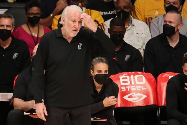 LOS ANGELES, CA - NOVEMBER 14: San Antonio Spurs Gregg Popovich during the San Antonio Spurs vs Los Angeles Lakers game on November 14, 2021, at Staples Center in Los Angeles, CA. (Photo by Jevone Moore Icon Sportswire) NBA, Basketball Herren, USA NOV 14 Spurs at Lakers Icon2111144038