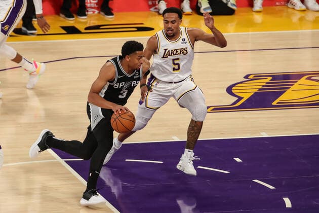 LOS ANGELES, CA - NOVEMBER 14: San Antonio Spurs forward Keldon Johnson 3 guarded by Los Angeles Lakers guard Talen Horton-Tucker 5 during the San Antonio Spurs vs Los Angeles Lakers game on November 14, 2021, at Staples Center in Los Angeles, CA. (Photo by Jevone Moore Icon Sportswire) NBA, Basketball Herren, USA NOV 14 Spurs at Lakers Icon2111144040