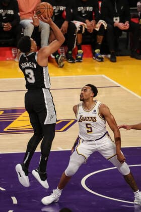 LOS ANGELES, CA - NOVEMBER 14: San Antonio Spurs forward Keldon Johnson 3 pulls up for a shot during the San Antonio Spurs vs Los Angeles Lakers game on November 14, 2021, at Staples Center in Los Angeles, CA. (Photo by Jevone Moore Icon Sportswire) NBA, Basketball Herren, USA NOV 14 Spurs at Lakers Icon2111144041