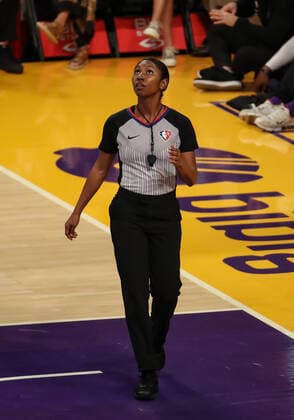 LOS ANGELES, CA - NOVEMBER 14: Official Danielle Scott during the San Antonio Spurs vs Los Angeles Lakers game on November 14, 2021, at Staples Center in Los Angeles, CA. (Photo by Jevone Moore Icon Sportswire) NBA, Basketball Herren, USA NOV 14 Spurs at Lakers Icon2111144042