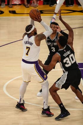 LOS ANGELES, CA - NOVEMBER 14: Los Angeles Lakers forward Carmelo Anthony 7 being doubled during the San Antonio Spurs vs Los Angeles Lakers game on November 14, 2021, at Staples Center in Los Angeles, CA. (Photo by Jevone Moore Icon Sportswire) NBA, Basketball Herren, USA NOV 14 Spurs at Lakers Icon2111144046