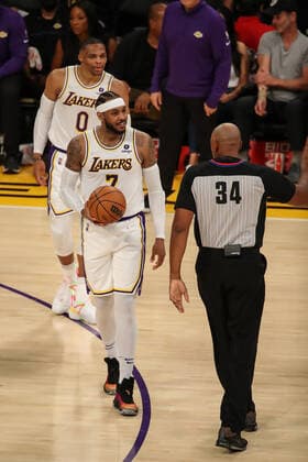 LOS ANGELES, CA - NOVEMBER 14: Los Angeles Lakers forward Carmelo Anthony 7 arguing a call during the San Antonio Spurs vs Los Angeles Lakers game on November 14, 2021, at Staples Center in Los Angeles, CA. (Photo by Jevone Moore Icon Sportswire) NBA, Basketball Herren, USA NOV 14 Spurs at Lakers Icon2111144048