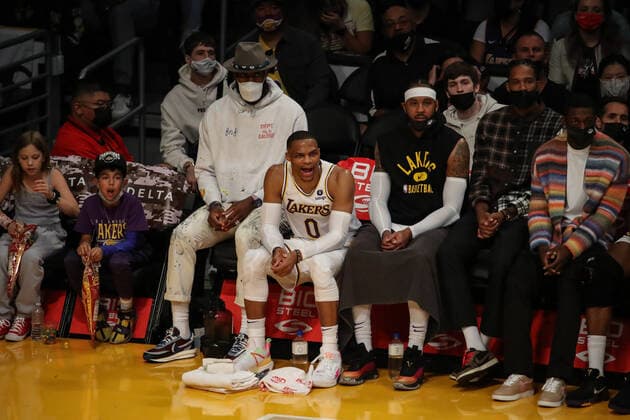 LOS ANGELES, CA - NOVEMBER 14: Los Angeles Lakers forward LeBron James 6, guard Russell Westbrook 0, l7 2, and forward Trevor Ariza 1 sit on the bench during the San Antonio Spurs vs Los Angeles Lakers game on November 14, 2021, at Staples Center in Los Angeles, CA. (Photo by Jevone Moore Icon Sportswire) NBA, Basketball Herren, USA NOV 14 Spurs at Lakers Icon2111144052