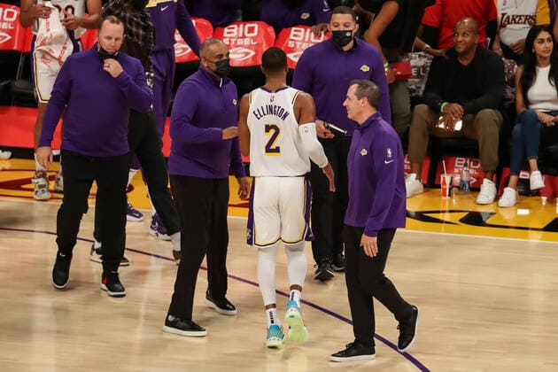 LOS ANGELES, CA - NOVEMBER 14: Los Angeles Lakers guard Wayne Ellington 2 gets high fives from coaches during the San Antonio Spurs vs Los Angeles Lakers game on November 14, 2021, at Staples Center in Los Angeles, CA. (Photo by Jevone Moore Icon Sportswire) NBA, Basketball Herren, USA NOV 14 Spurs at Lakers Icon2111144057