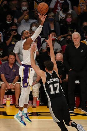 LOS ANGELES, CA - NOVEMBER 14: Los Angeles Lakers guard Wayne Ellington 2 shoots a three over San Antonio Spurs forward Doug McDermott 17 during the San Antonio Spurs vs Los Angeles Lakers game on November 14, 2021, at Staples Center in Los Angeles, CA. (Photo by Jevone Moore Icon Sportswire) NBA, Basketball Herren, USA NOV 14 Spurs at Lakers Icon2111144065