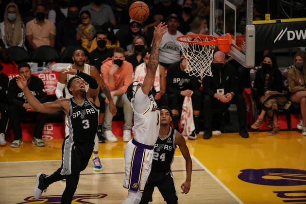 LOS ANGELES, CA - NOVEMBER 14: Los Angeles Lakers forward Anthony Davis 3 misses a rebound during the San Antonio Spurs vs Los Angeles Lakers game on November 14, 2021, at Staples Center in Los Angeles, CA. (Photo by Jevone Moore Icon Sportswire) NBA, Basketball Herren, USA NOV 14 Spurs at Lakers Icon2111144073