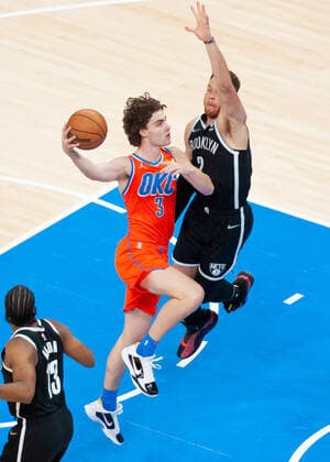 Sport Bilder des Tages OKLAHOMA CITY, OK - NOVEMBER 14: Oklahoma City Thunder Josh Giddey (3) laying the ball up versus the Brooklyn Nets on November 14, 2021, at the Paycom Center in Oklahoma City, Oklahoma. (Photo by Torrey Purvey Icon Sportswire) NBA, Basketball Herren, USA NOV 14 Nets at Thunder Icon190721010827