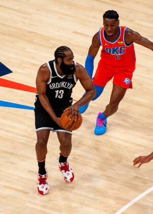 OKLAHOMA CITY, OK - NOVEMBER 14: Brooklyn Nets guard James Harden (13) looks to pass versus Oklahoma City Thunder on November 14, 2021, at the Paycom Center in Oklahoma City, Oklahoma. (Photo by Torrey Purvey Icon Sportswire) NBA, Basketball Herren, USA NOV 14 Nets at Thunder Icon190721030831